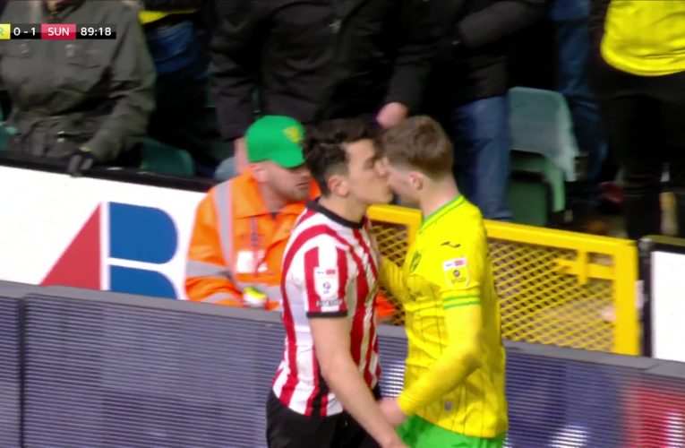 Futbolistas se pelean… a besos en un partido
