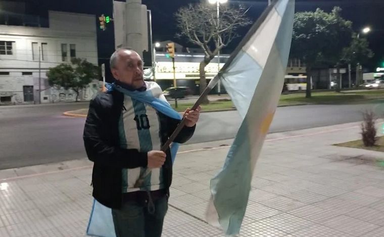 Hincha argentino lleva 300 días celebrando