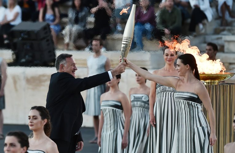 Reciben llama olímpica en Atenas