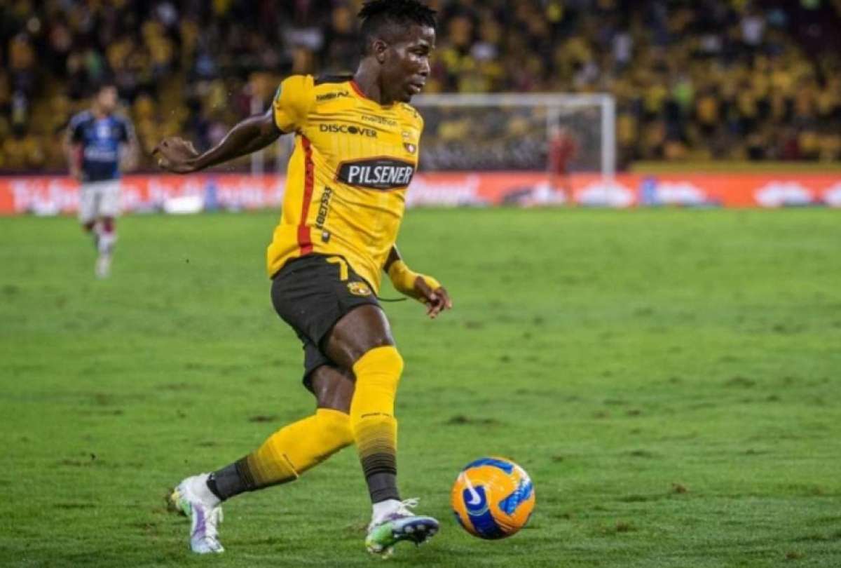 Adonis Preciado llega a Gallos Blancos