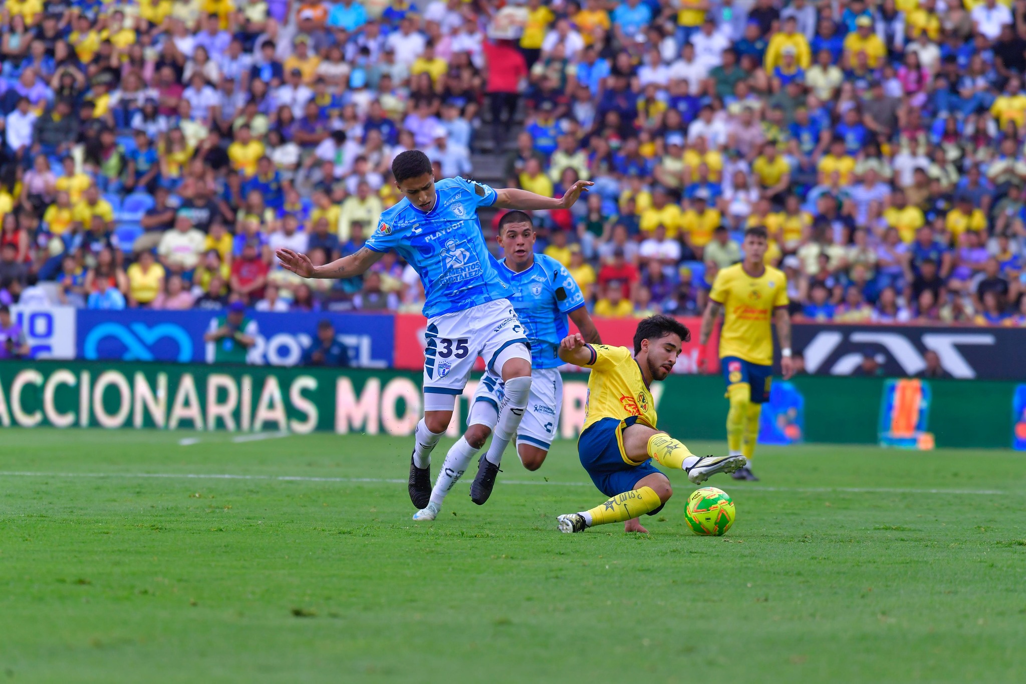 América se queja porque no le marcan penaltis