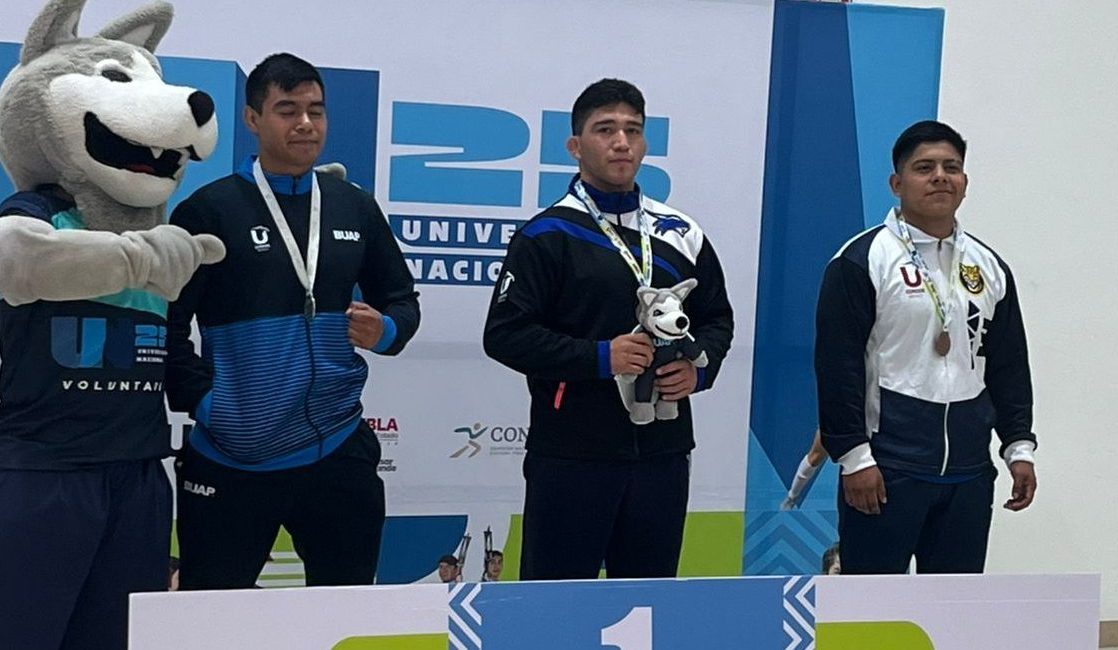 Obtiene UAQ medallas en lucha y levantamiento de pesas