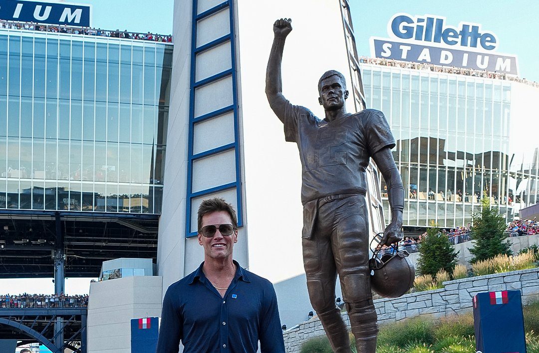 Tom Brady, primer jugador de Patriots con una estatua