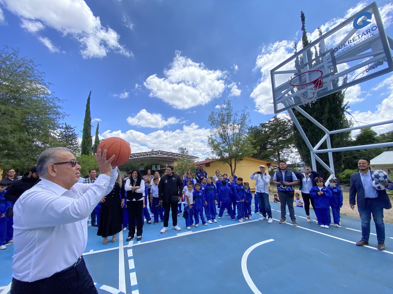 Entrega IFEQ remodelación de dos canchas en San Juan del Río
