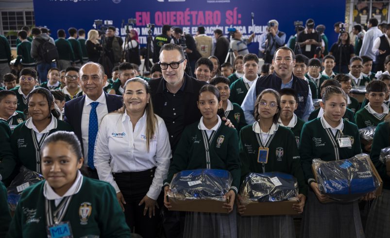 En Querétaro sí: 354 mil estudiantes reciben uniformes y útiles