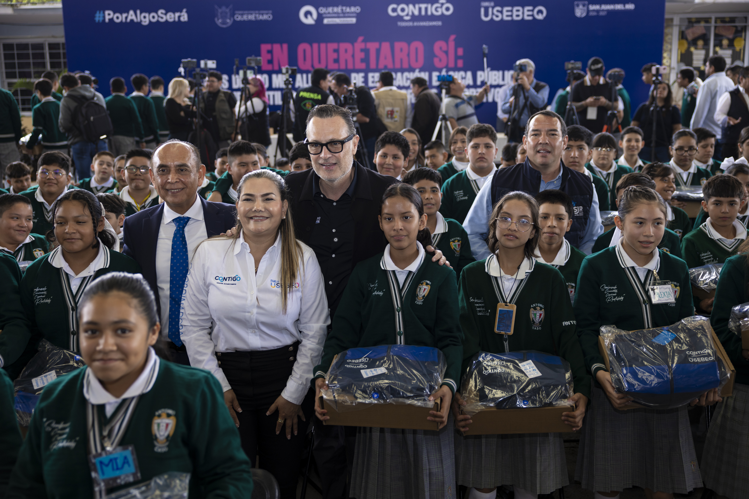 En Querétaro sí: 354 mil estudiantes reciben uniformes y útiles