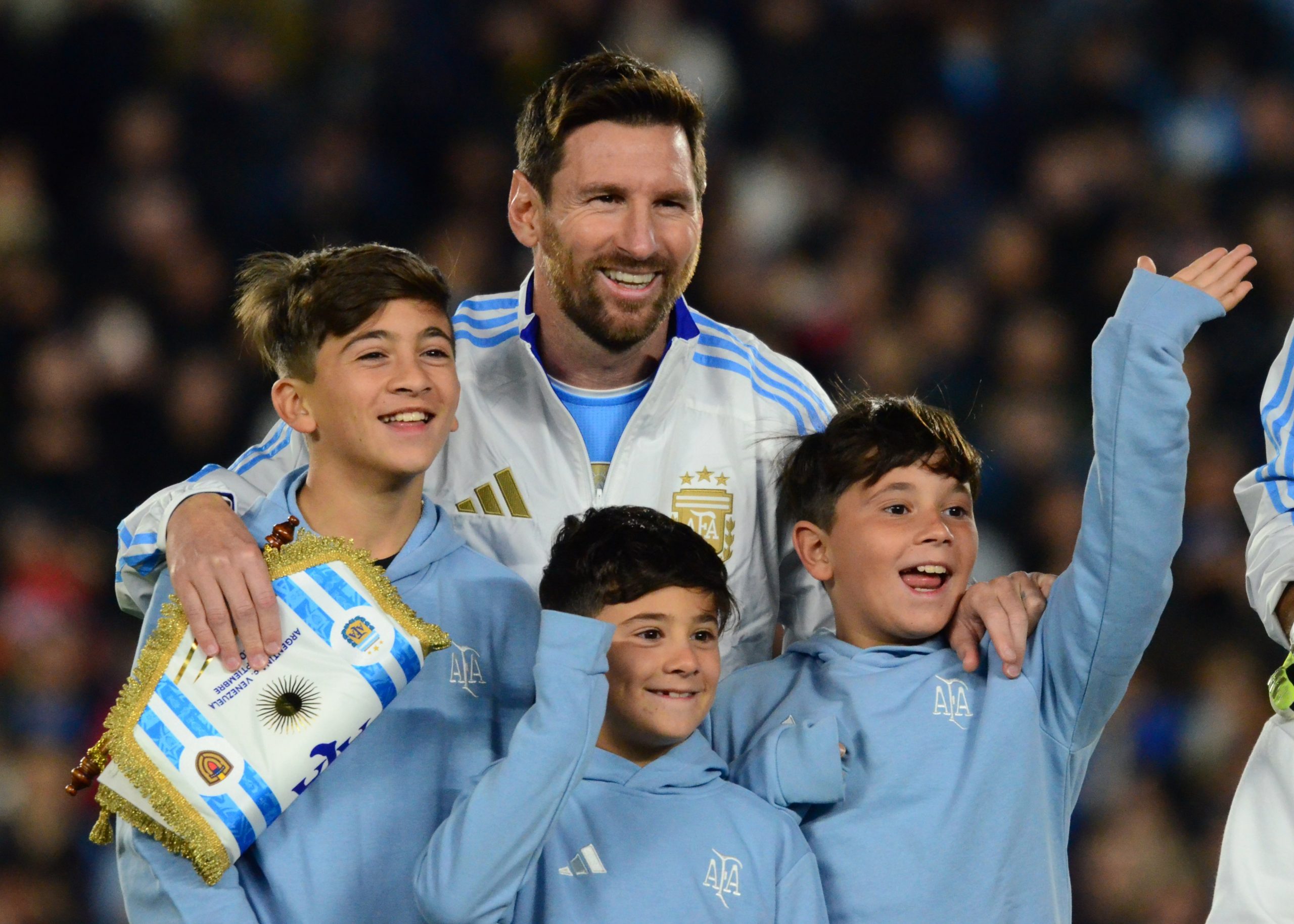 Doblete de Messi en su último partido de eliminatoria