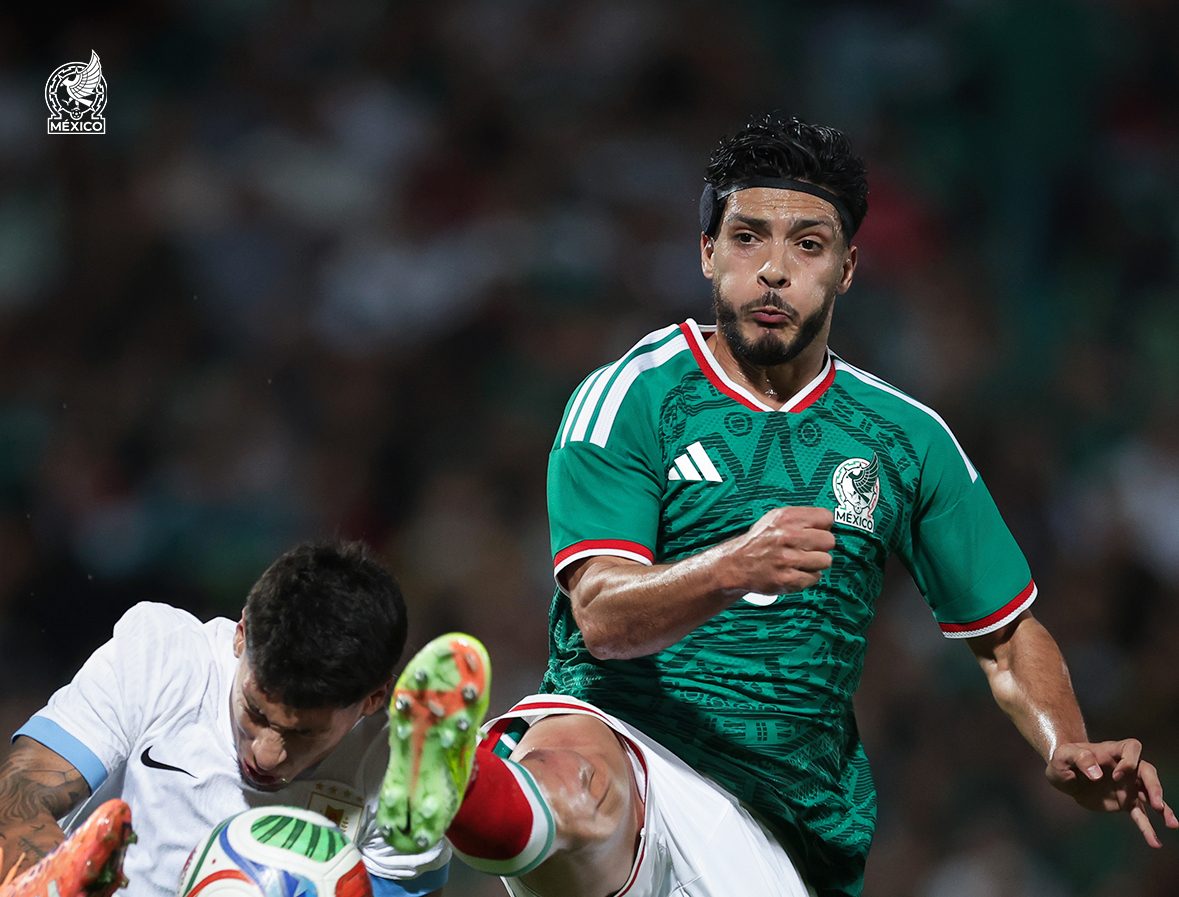 Raúl Jiménez lanza crítica a fans mexicanos