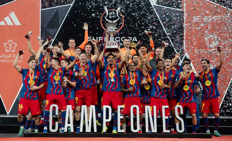 Araujo levanta la Supercopa en su regreso a las canchas