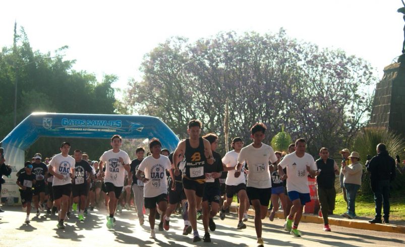 Realiza FEUQ carrera por su 68.º aniversario