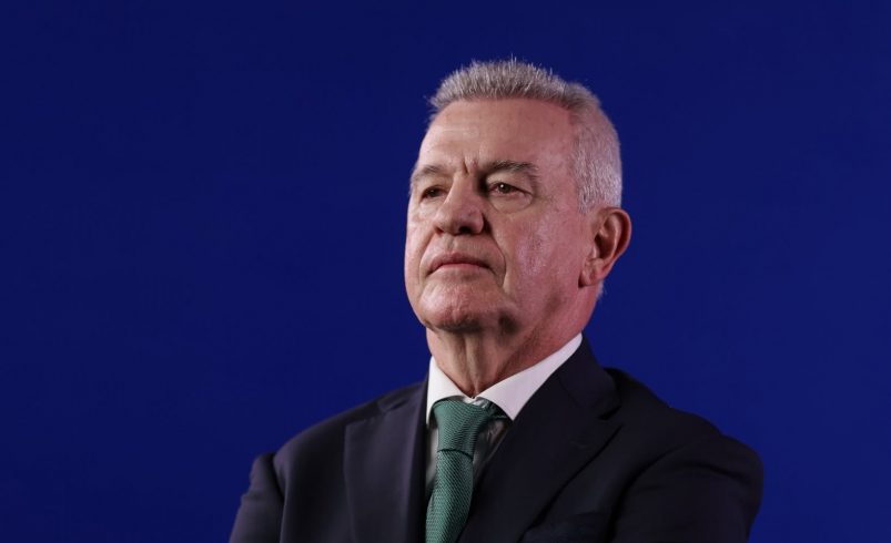 Aguirre no responde si Memo Ochoa será el titular