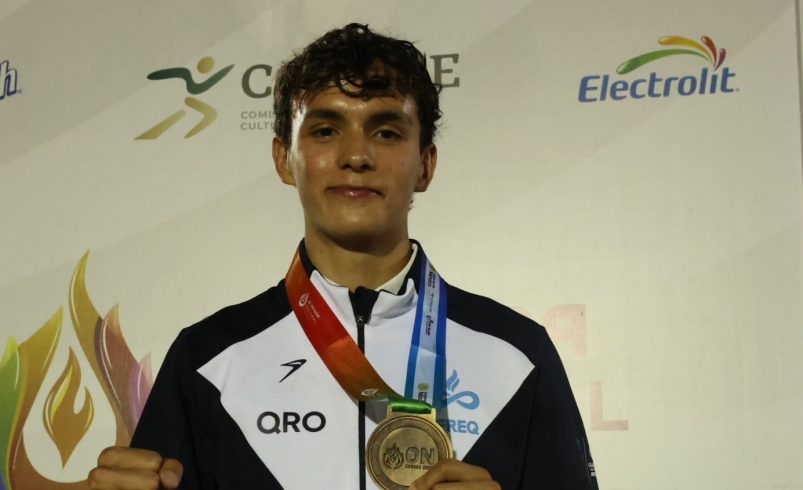 Estudiante de Bachilleres UAQ es Top 3 mundial en salto con garrocha