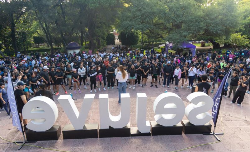 Corren 650 jóvenes y familias en Social Run de SEJUVE