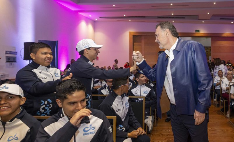 Abanderan a la Selección Queretana de Paralimpiada Nacional